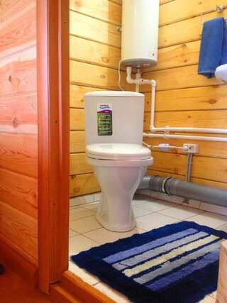 Гостевой дом Байкал-Майами Сахюрта Стандартный трехместный номер с отдельной ванной комнатой-1