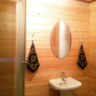 Гостевой дом Байкал-Майами Сахюрта Стандартный трехместный номер с отдельной ванной комнатой-8