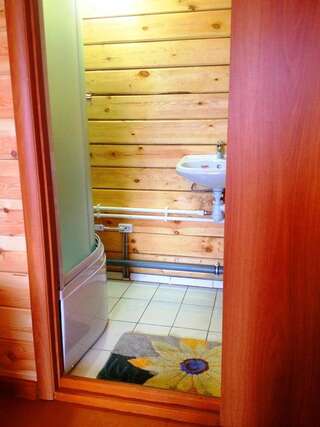 Гостевой дом Байкал-Майами Сахюрта Стандартный трехместный номер с отдельной ванной комнатой-9