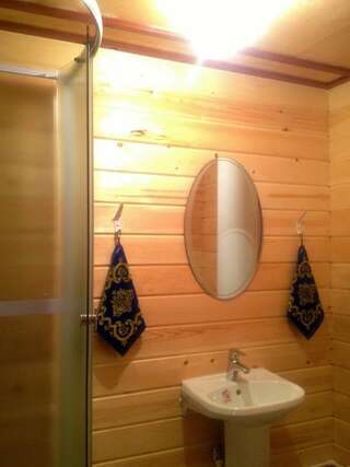 Гостевой дом Байкал-Майами Сахюрта Стандартный трехместный номер с отдельной ванной комнатой-6